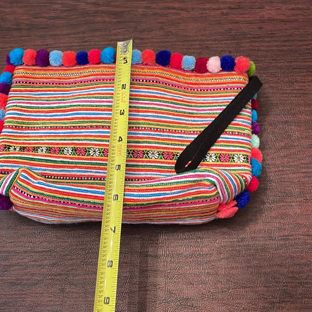 Small embroidered wristlet or clutch - Picture 5 of 6